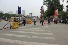 安全防护设施进行调整或完善,维护施工区